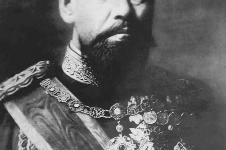 لمن ينحني الإمبراطور رأسه؟